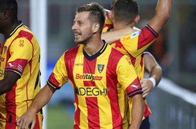 Lecce, la squadra regala 5 maglie alla Fondazione Nadia Toffa: verranno battute all'asta