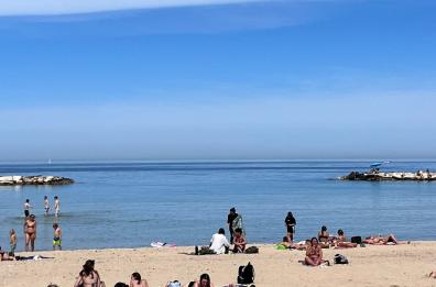 Weekend di bel tempo in tutta Italia, previsti picchi fino a 30 gradi. E a Bari c'è chi si fa il bagno