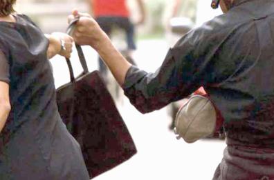 Palo del Colle, arrestato scippatore seriale: «Colpiva le anziane dopo la messa»