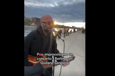 Giuliano Sangiorgi «improvvisa» un concerto per strada a Berlino: il video è virale