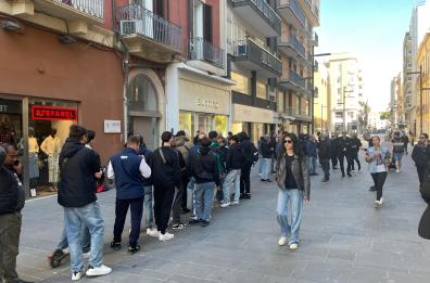 Bari, tutti in fila fuori dal negozio Swatch in via Sparano per il nuovo orologio in collaborazione con Omega