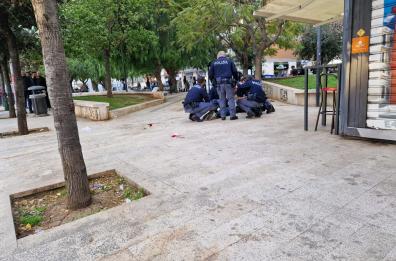 Bari, follia su Viale Unità d'Italia: spacca bottiglie addosso ai passanti, 5 poliziotti lo bloccano