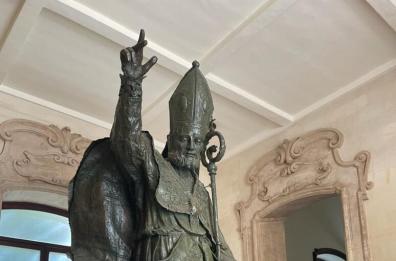 La statua di Sant'Oronzo torna a svettare in piazza a Lecce