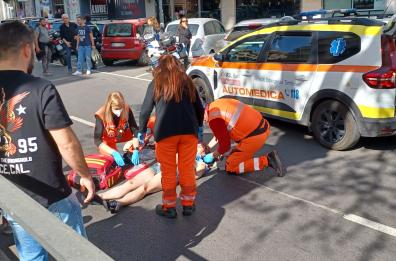 Bari, paura su Viale della Repubblica: auto investe due ragazzi. Donna a terra