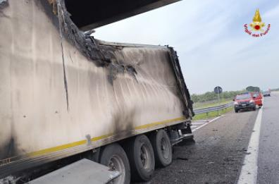 A14, tir in fiamme tra Bari e Acquaviva delle Fonti: paura per gli automobilisti