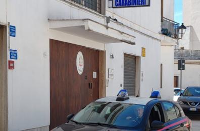 Attirato in trappola su sito incontri, minacciato con un cane di grossa taglia e poi rapinato: due arresti a Galatone