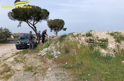 Piazzale raccolta rifiuti abusivo: sequestrata area di 12mila mq nel parco della Murgia materana