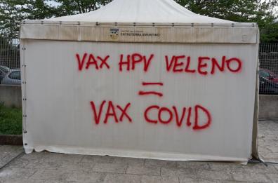 Maglie, scritte no-vax su muri e mezzi Asl, «Attacco vile»