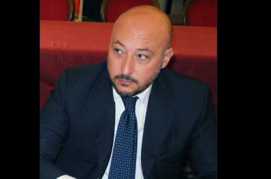 Il Pd nazionale costretto a intervenire: «Caracciolo è fuori dal partito, non sarà ricandidato»
