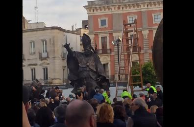 Grande festa a Lecce, la statua di Sant'Oronzo è tornata nella «sua» piazza