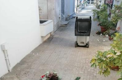 Taurisano, vandali in azione nel cimitero: portafiori a terra, danni a lapidi e cappelle