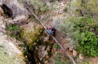 Sospesi nella gravina per riparare la condotta, spettacolare intervento di AQP a Castellaneta