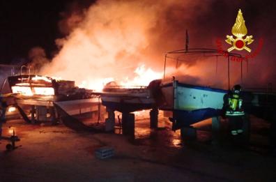 Bruciano barche in un deposito a Gallipoli, indagini in corso