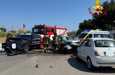 Incidente a Brindisi, coinvolte tre auto e un fuoristrada dei carabinieri: feriti in ospedale 