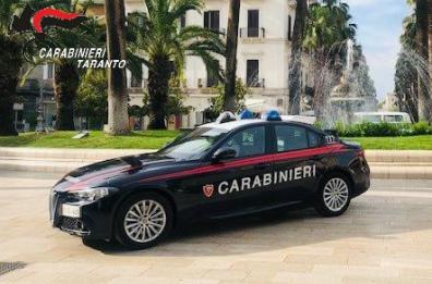 Taranto, ruba marsupio dall'auto in sosta di un anziano e scappa col bus: individuato col borsello sulle gambe