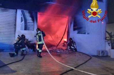 Matino, sfondano vetrata di autosalone e lo incendiano: sei veicoli distrutti