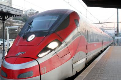 Minaccia il capotreno sul Frecciarossa, scaraventa bagagli e spaventa i viaggiatori: arrestato leccese