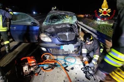 Auto contromano sulla SS379 colpisce altri due veicoli: tre feriti nel Brindisino
