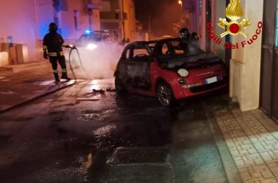 Taviano, Fiat 500 va a fuoco durante la marcia e sbatte contro una falegnameria