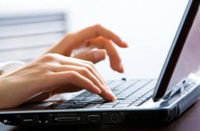 Nel paese delle solitudini scrivere è ormai l’antidoto al silenzio