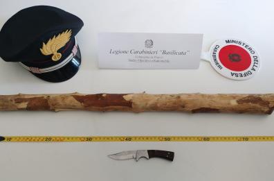 Anziano sgrida automobilista «troppo veloce»: scatta rissa con bastone e coltello, 8 denunce a Bernalda