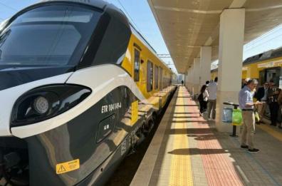 Bari, passaggio a livello abbattuto a San Girolamo: in tilt la circolazione ferroviaria della Bari Nord. Auto in coda