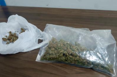 Lecce, fa a botte con un uomo per un posto sulla panchina, la polizia lo arresta con la droga addosso