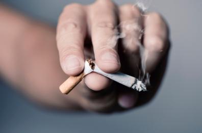 Fumo all'aperto solo a 5 metri di distanza dagli altri: il «modello Torino» apre il dibattito, siete d'accordo?