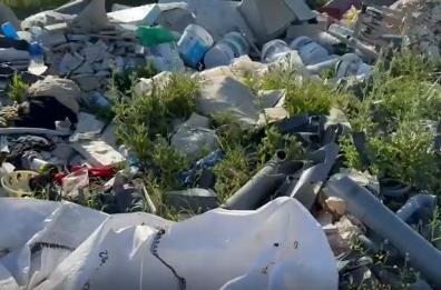 Ditta edile getta i rifiuti in discarica abusiva a Capurso: individuata