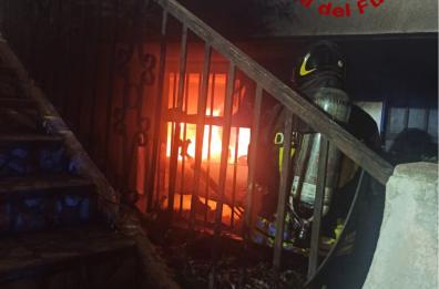 Tricase, brucia un seminterrato: vigili del fuoco in azione