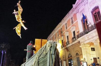 A Bari un corteo rivolto «Verso l’alto»: San Nicola vola tra angeli e acrobati 