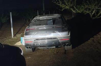 Rubano Lamborghini e sparano: riescono a fuggire, ma poi abbandonano l'auto di lusso a Bitonto
