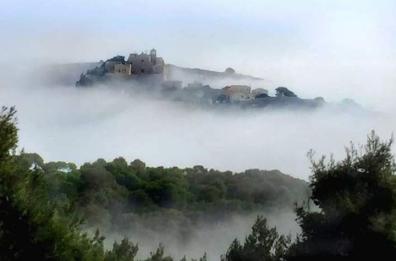 Tremiti, l'isola di San Nicola avvolta dalla nebbia: lo scatto è affascinante