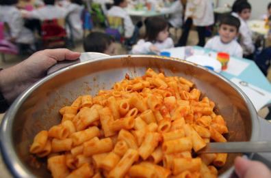 Insetti nelle pietanze della mensa scolastica: a Racale la protesta dei genitori