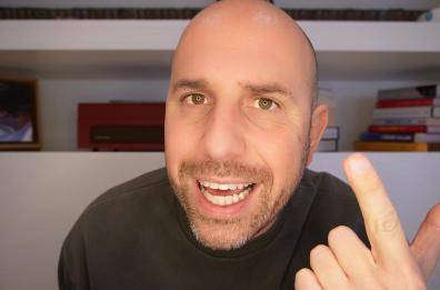 Ogni riccio, un capriccio: dal detto popolare «rizz vacand» a «vacand d rizz» è un attimo Ogni riccio, un capriccio: dal detto popolare «rizz vacand» a «vacand d rizz» è un attimo