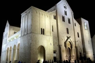 Bari aspetta San Nicola, tra sagra e polemiche. Padre Distante: le celebrazioni non sono solo le 4 ore del corteo storico