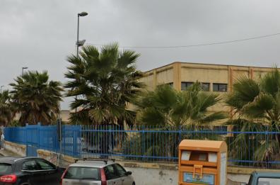 Paura a Lizzano: si staccano calcinacci dal tetto dell'aula magna a scuola, studenti e insegnanti illesi