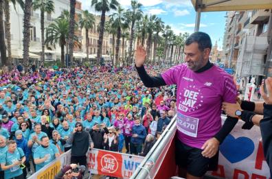Deejay Ten 2024, la Bari che corre tra abbracci e sorrisi: agli 8mila iscritti il via lo dà Linus VD