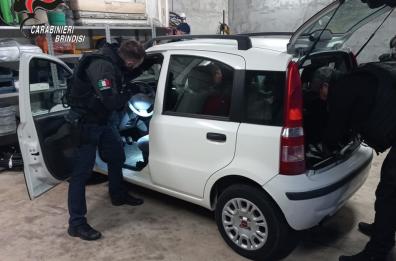 Lo spaccio partiva dall'officina del cambio gomme: cinque arresti nel Brindisino per droga