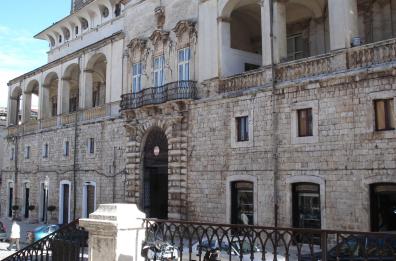 Muore precipitando dal terzo piano di Palazzo De Mari, la sede del municipio di Acquaviva