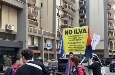 Ex Ilva, i cittadini in piazza: «Salvare Taranto, non la fabbrica»