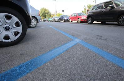 «Pagate se volete trovare la macchina integra», a Trani arrestati 3 parcheggiatori abusivi