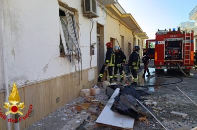 Paura a Carovigno per esplosione in casa dopo fuga di gas, crolla solaio: uomo muore sotto le macerie