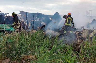Scoppia incendio a Borgo Mezzanone: a fuoco una ventina di baracche