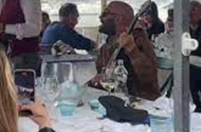 Il siparietto di Giuliano Sangiorgi e i The Jackal diventa virale 