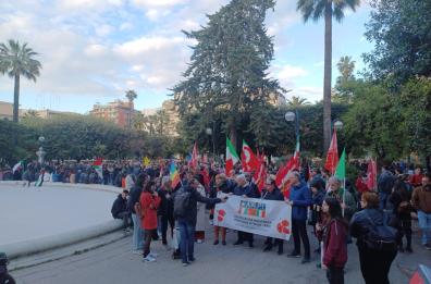 25 aprile a Bari, tutti in piazza Umberto per il corteo e si canta «Bella Ciao»