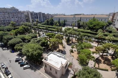 Bari, piazza Umberto «terra di nessuno»: il «branco» sempre a caccia di telefonini