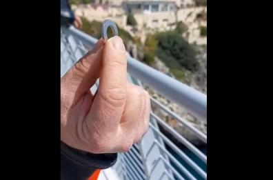 Ponte del Ciolo, motociclisti svitano bulloni dalla ringhiera: «Non è sicuro». La Provincia replica: «Procurato allarme»