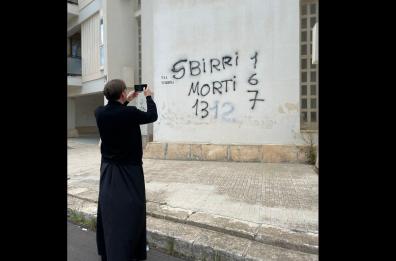 «Sbirri morti» sui muri di Lecce, don Antonio Coluccia indignato: «Un vero sfregio alla legalità»