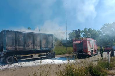 Putignano, camion diretto a Potenza prende fuoco: pieno di materiale elettronico